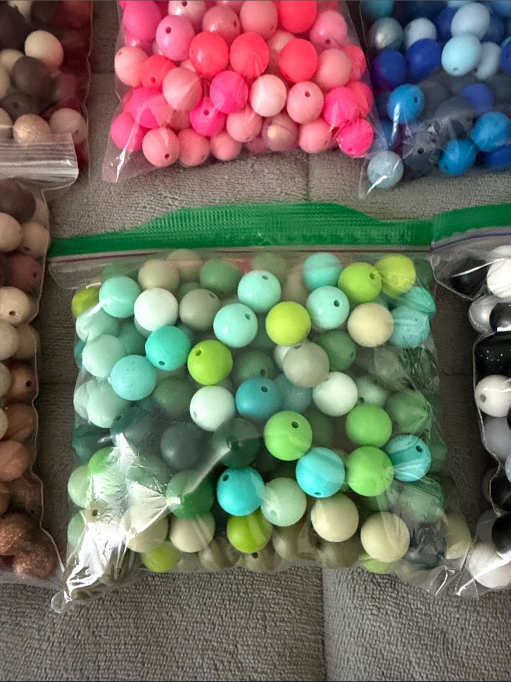 Assortment of silicone beads 15mm and 12mm perfect for crafting - Picture 8 of 16